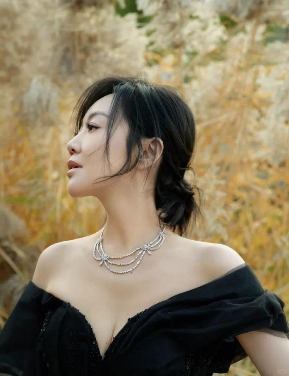 闫妮去买房，售楼小姐随便一指：这套400平，才1200万，买吗，闫妮一句话，让她