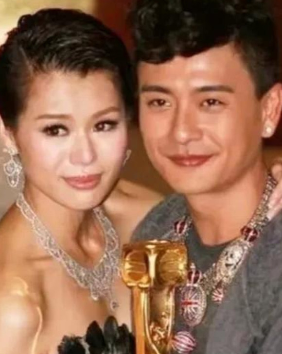 2015年，胡杏儿和黄宗泽同居8年后，转身带着3000万嫁妆，下嫁“夜店老板”，