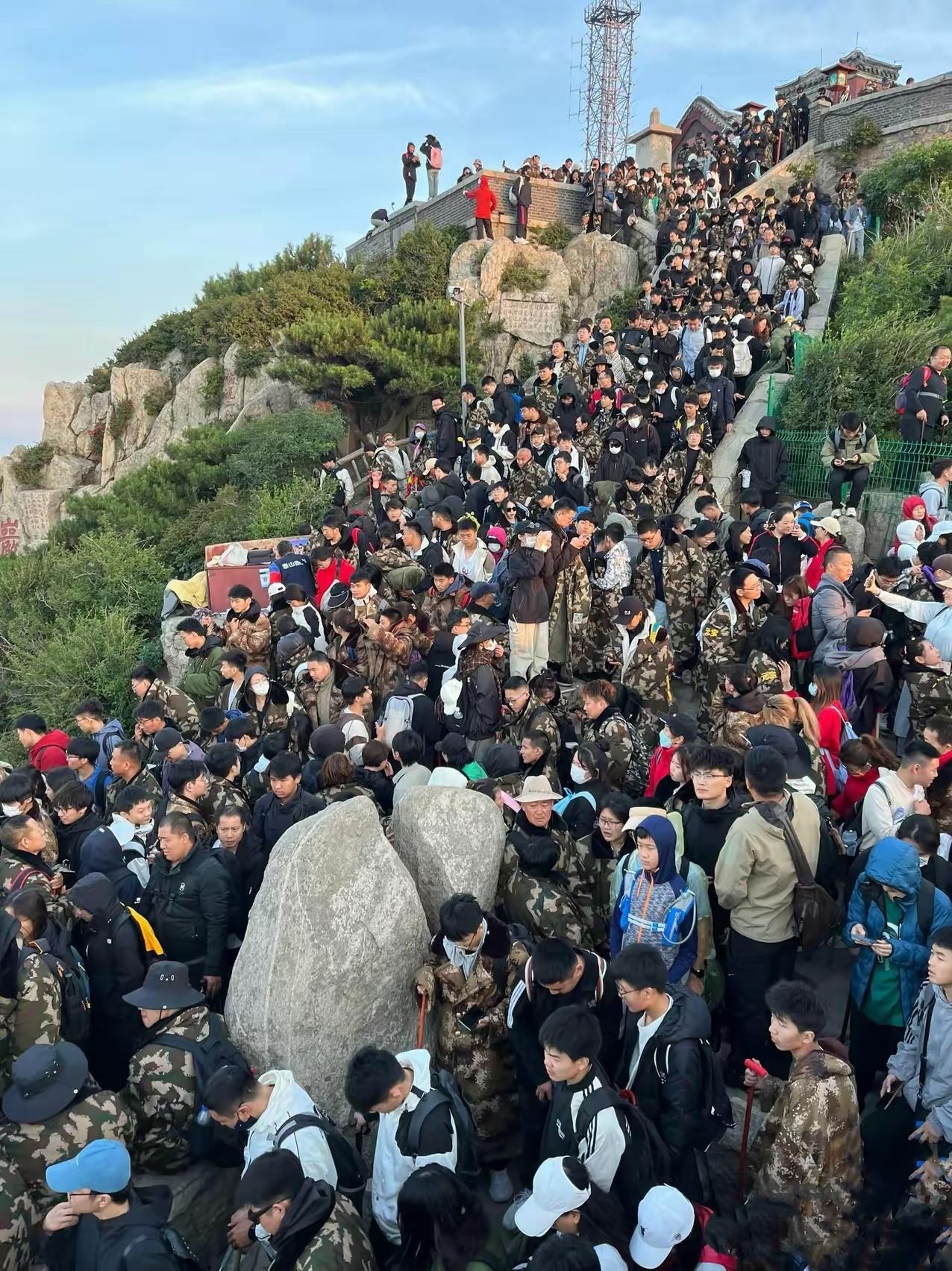 五一爬泰山，我肠子都悔青了！我是5月1号夜爬的，跟我闺蜜两个人，从红门出发，