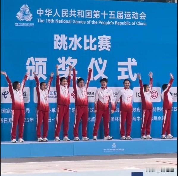 颁奖仪式上，全红婵不在C位，在最边上！心疼她！她可是从奥运赛场一路拼过来的