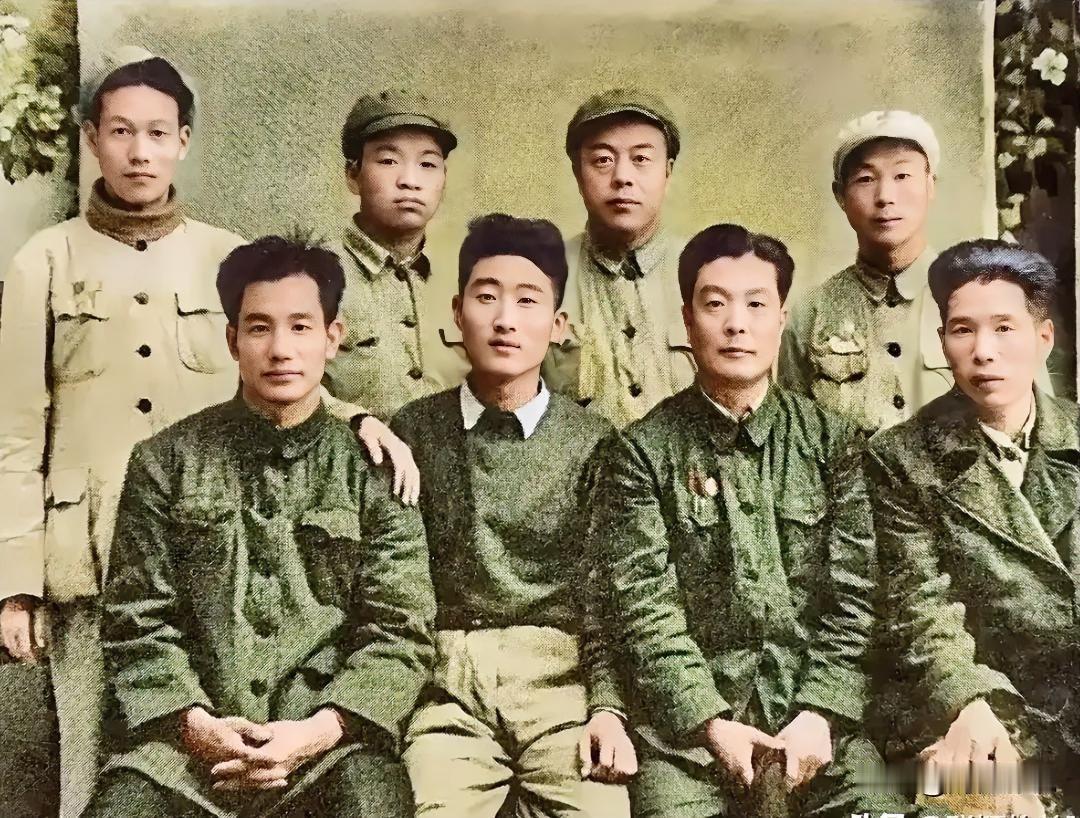 后排就认得出左一的演员管宗祥（演员管虎老爸），能把其他几位都认出来的，承认你是影