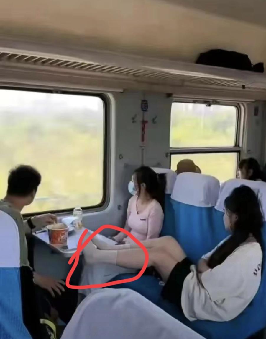 大家应该一起抵制这种不文明的行为。见过火车上脱鞋的，没见过脱完还把脚翘到对面