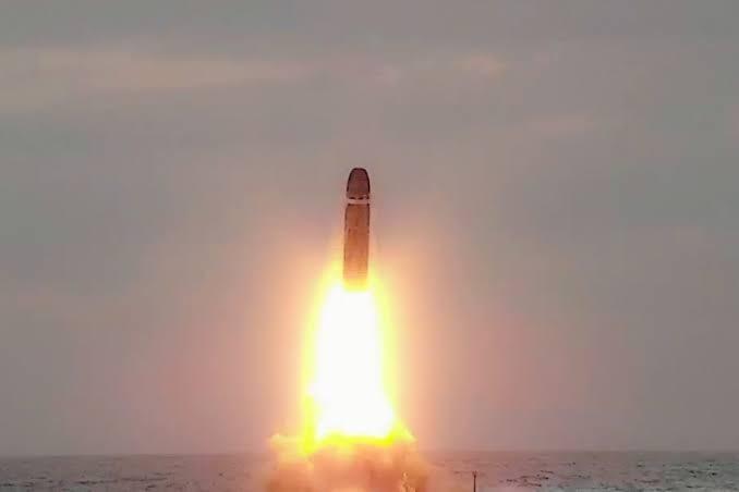法国战略核潜艇试射潜射洲际导弹，导弹落入大西洋公海靶区，周边西方国家集体沉默。没