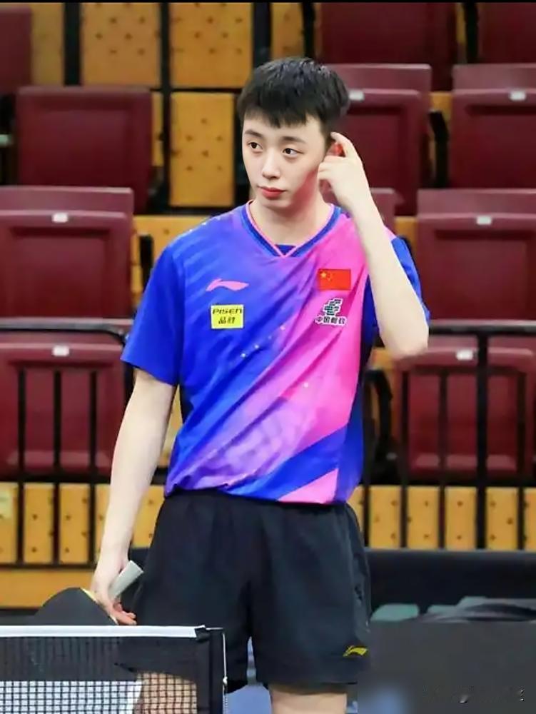 我劝你别信什么“努力就能追上天才”的鬼话。看看国乒这两个05后，同样是打一个