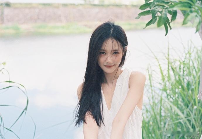 李一桐顶光的神李一桐在顶光下简直自带光芒，写真里她拿着青柠，时而嘟嘴卖萌，时