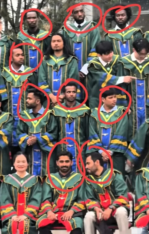 北理工毕业典礼留学生刷屏，国内学生名额被挤爆？教育公平该何去何从？北京理工大学