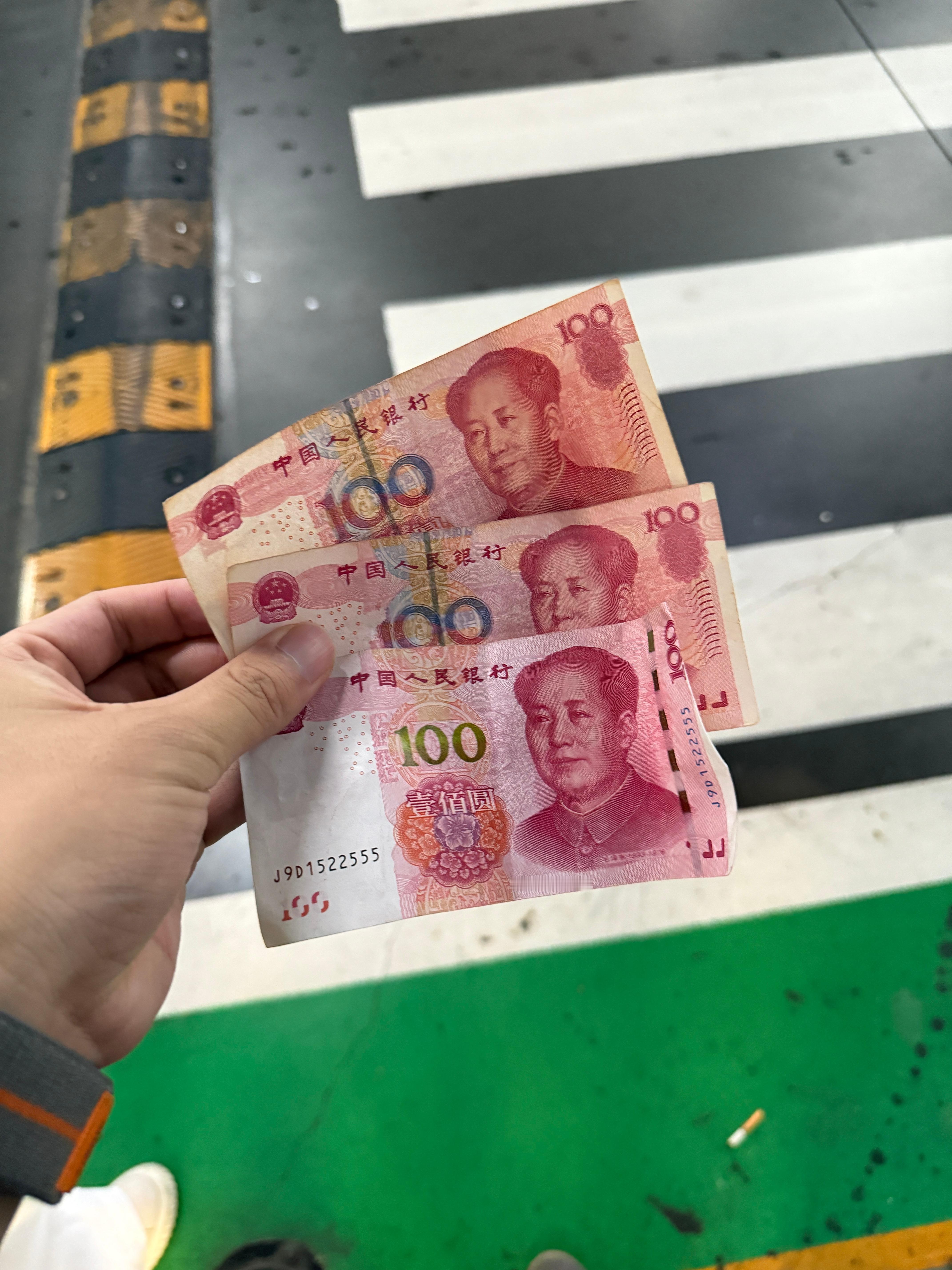 说起来大家可能不信在这个车马费都不咋给现金的移动支付年代我竟然在路上捡了300块