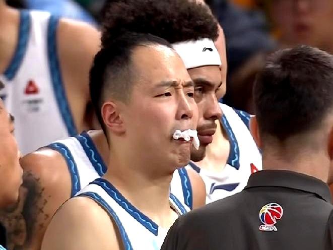 哨声一响，三分灯先亮后灭，那股窝火从屏幕里窜出来。青岛被山西2:0带走，第二场