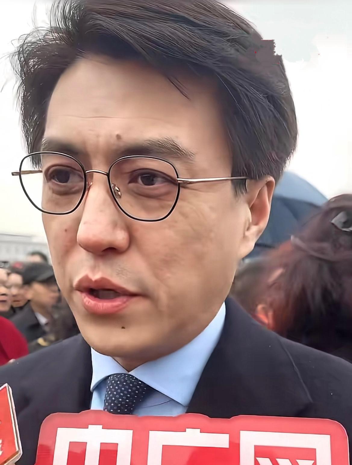 山东济宁籍演员靳东，近日接受央媒采访的画面，引起网友热议，在真实镜头下，50岁的