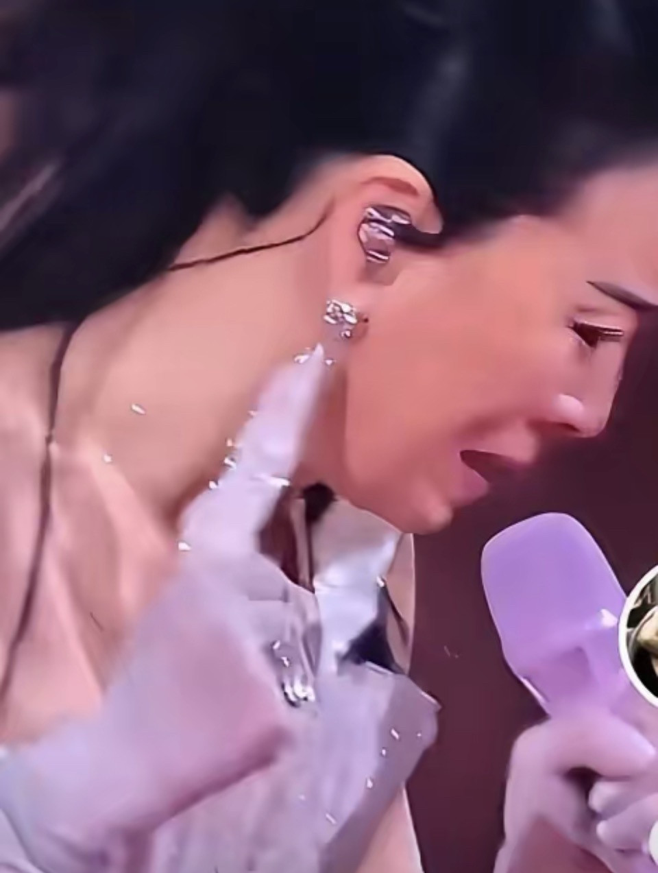 这几天，那英怕是要兴奋得失眠。原本还担心演唱会冷场翻车，一众圈内好友赶来撑场面，场面看着十分热闹，计