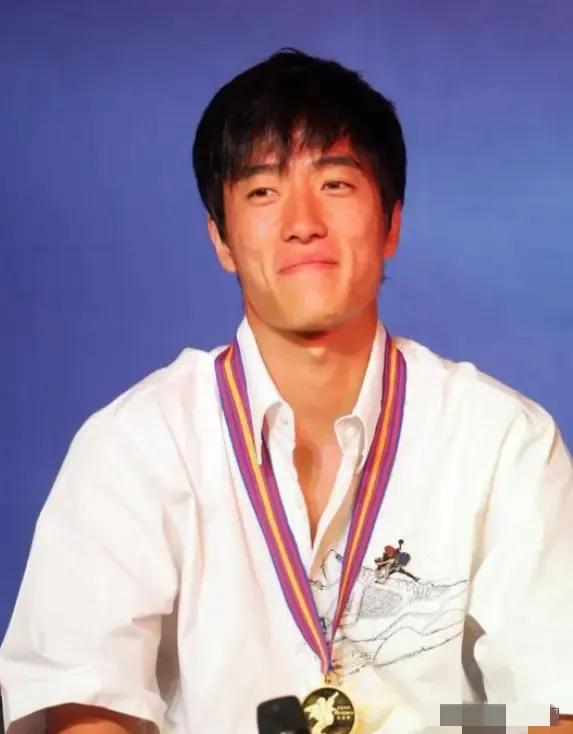 2004年刘翔跨栏夺冠后，开发商送他一套225万的房子，他豪气地送给教练，不料，