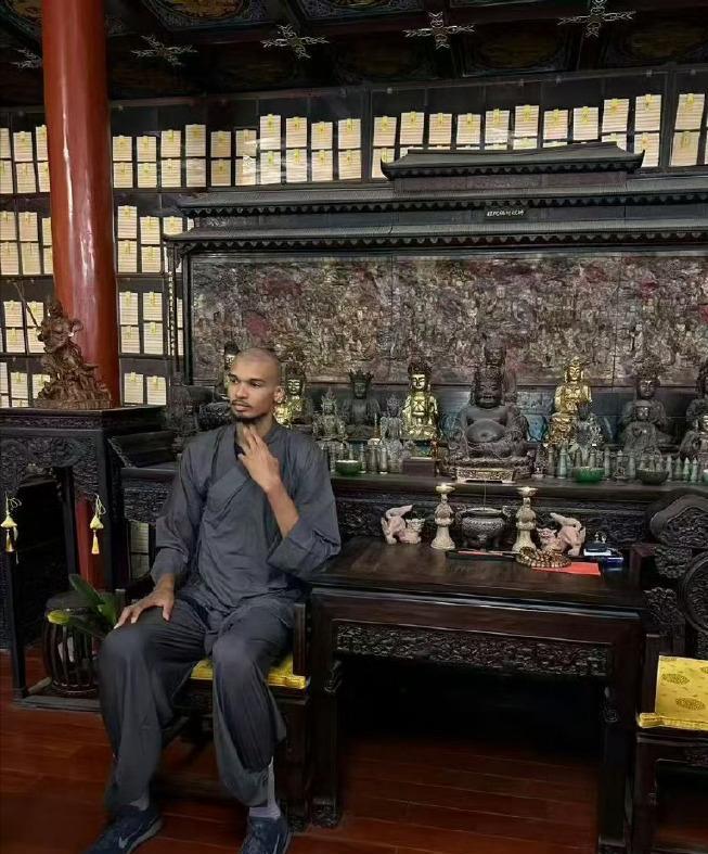 文班亚马这一出，恐怕还没完。来到中国的文班突然去了少林寺剃度，声称是要在此进行