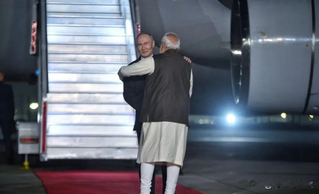 普京：喊累！普京访问新德里，成为印度外交的压轴戏。毕竟莫迪被特朗普搞得七荤八