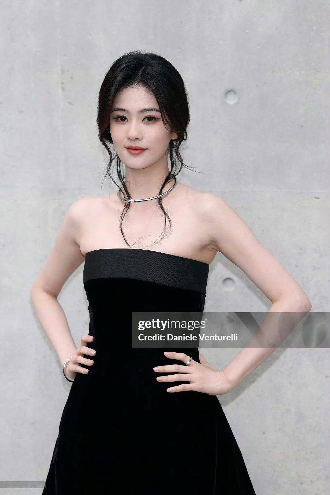 白鹿随拍直出白鹿米兰时装秀G社生图，这真是闪耀米兰了，真漂亮​​​