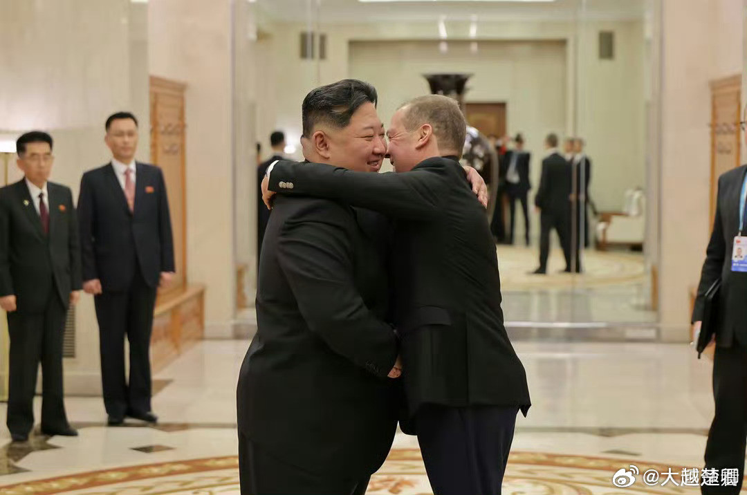 金正恩与梅德韦杰夫会面。遥想当年梅夫当俄罗斯总统时，还接待过金正日，如今他也才6