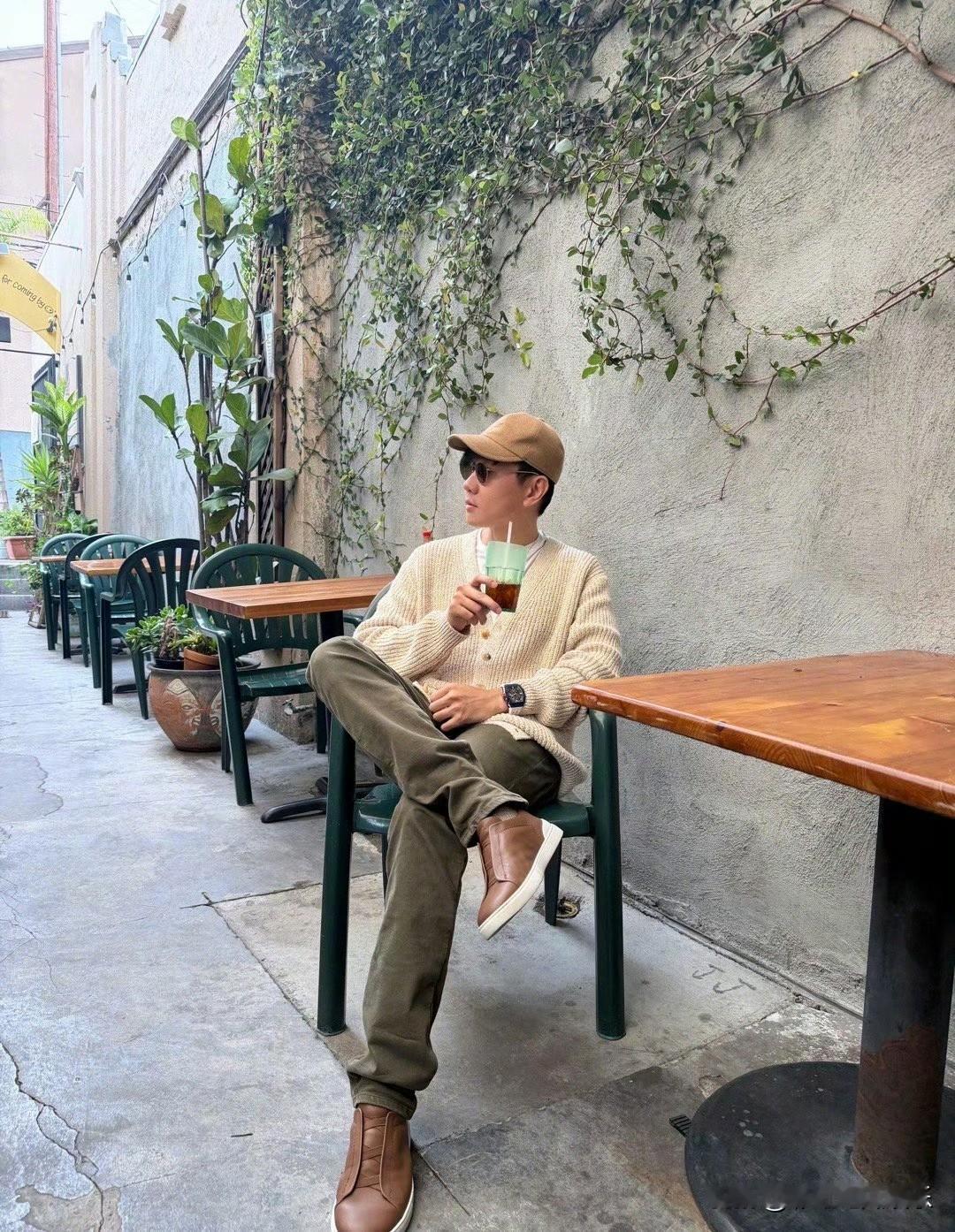 林俊杰疑似回应新恋情，无需多言，他这是默认恋情的节奏。想不到林俊杰和胡彦斌一