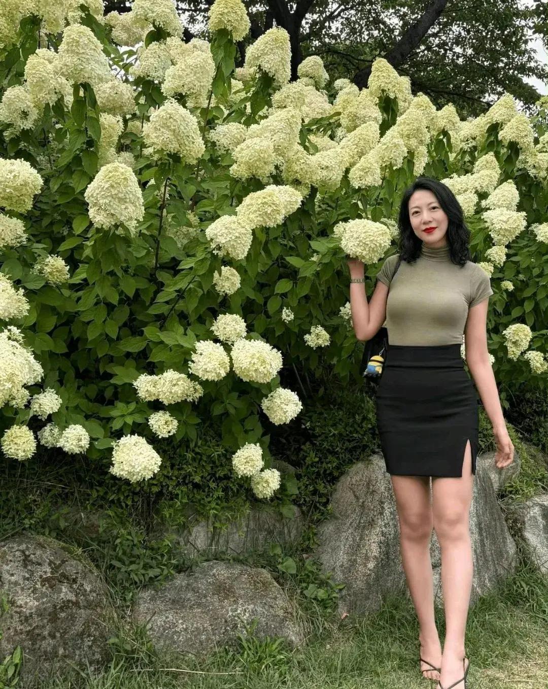 美女气质绝佳，那么大家知道美女手里的花叫什么名字吗？