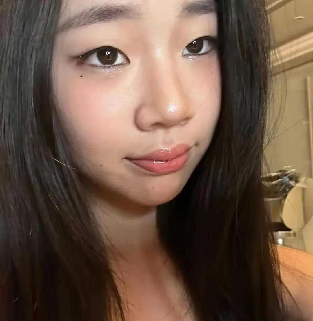 把小S三女儿许老三的脸拉近了看，这还是12岁小女孩的脸吗？！厚厚的妆容把少女该有