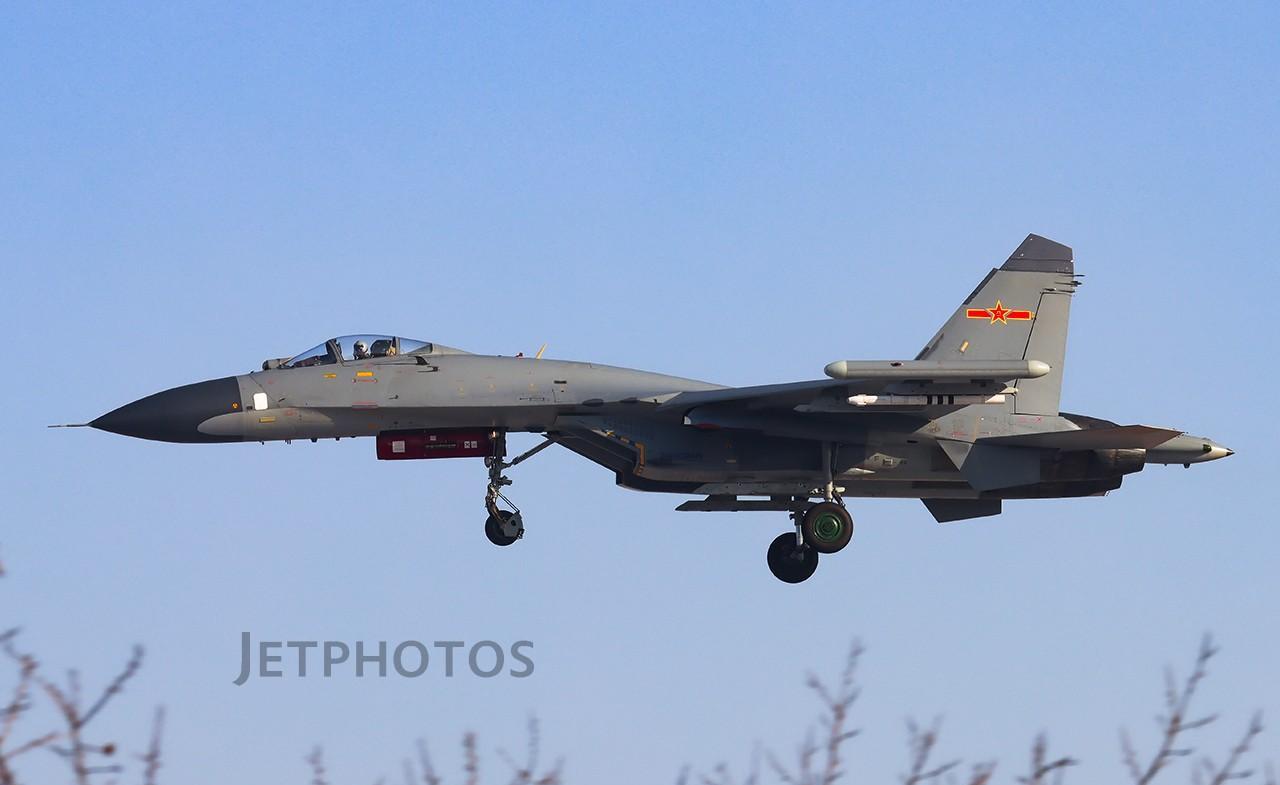 中国空军的庞大战斗机集群中，苏二七家族是最为庞大的一个。其中又根据前起落架单轮和