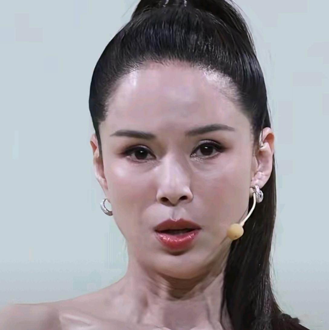 李若彤高清怼脸拍，满脸的胶原蛋白。