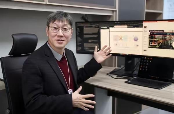 这个人叫金奇奂，是量子科学理论的专家，据说在世界上都很有名，就职于清华大学，职位