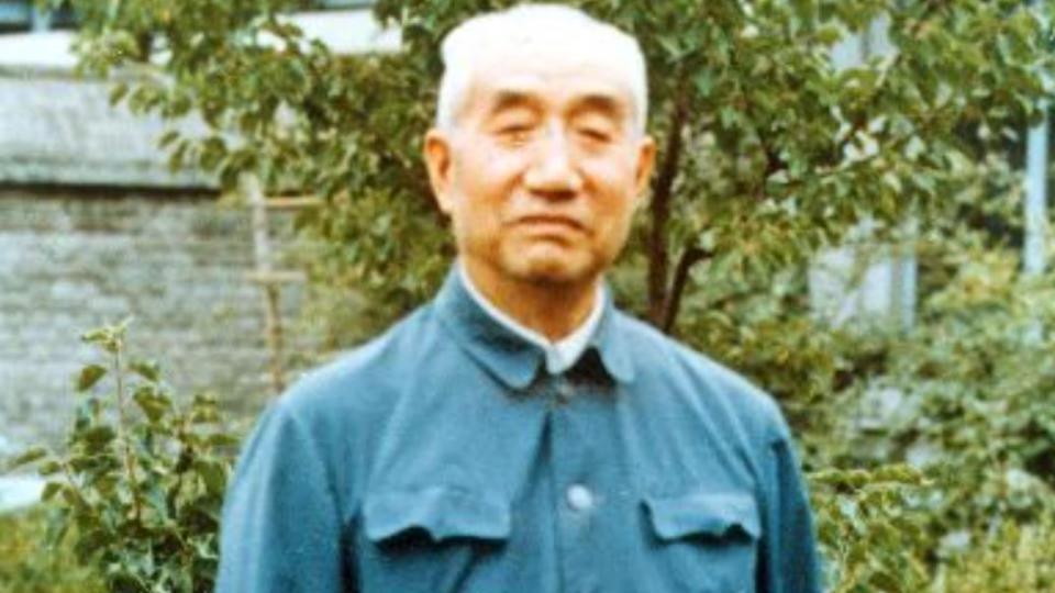 1980年审判江青,哪两人坚决不同意处死她?如今看来十分英明