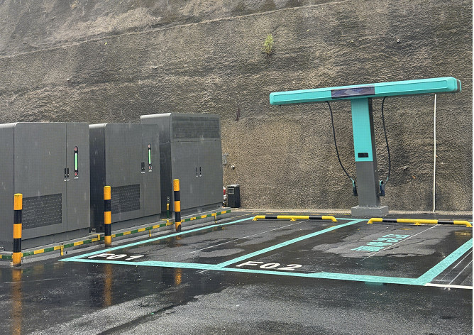 这两天刷到不少网友打卡比亚迪新一代“T型”闪充桩，说实话，第一眼就认出来了，闪充