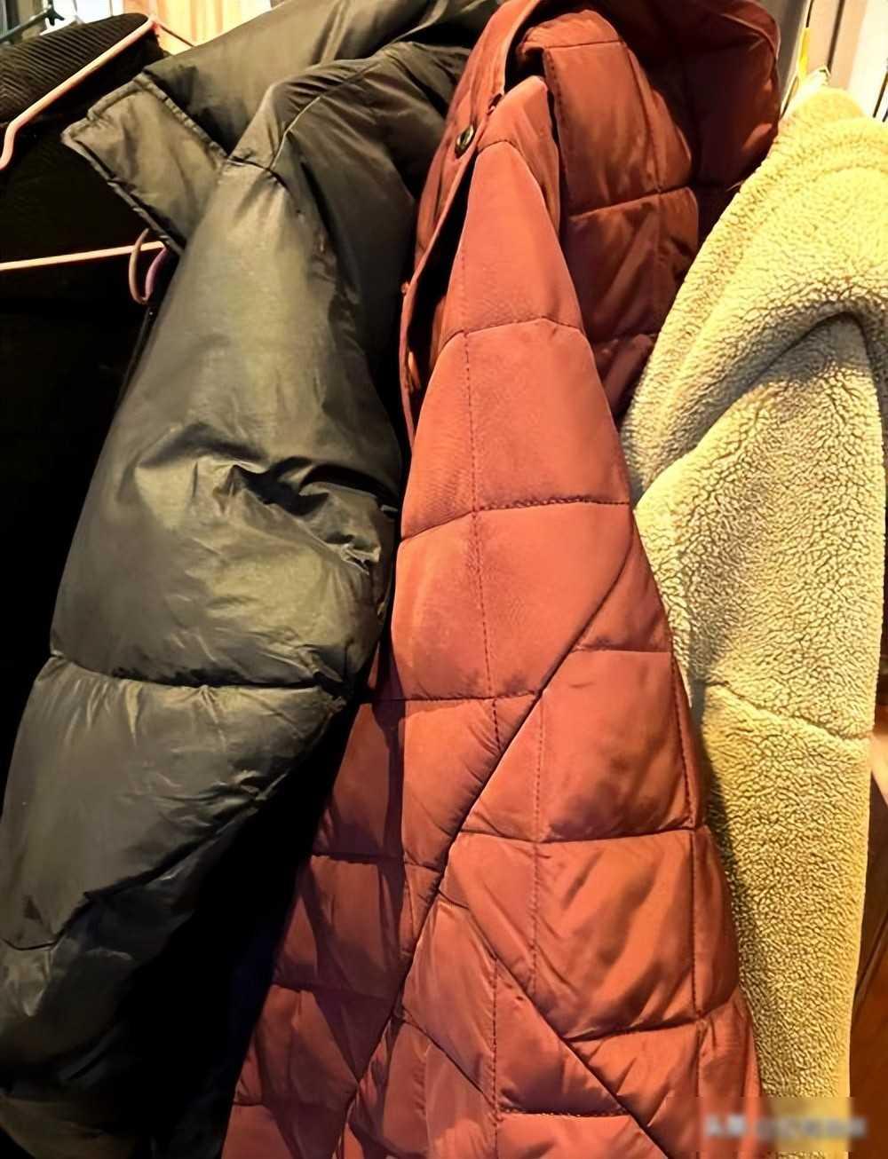 棉衣39元连衣裙千元，同是聚酯纤维为啥差这么多？真相让人意外最近这个冬天走在