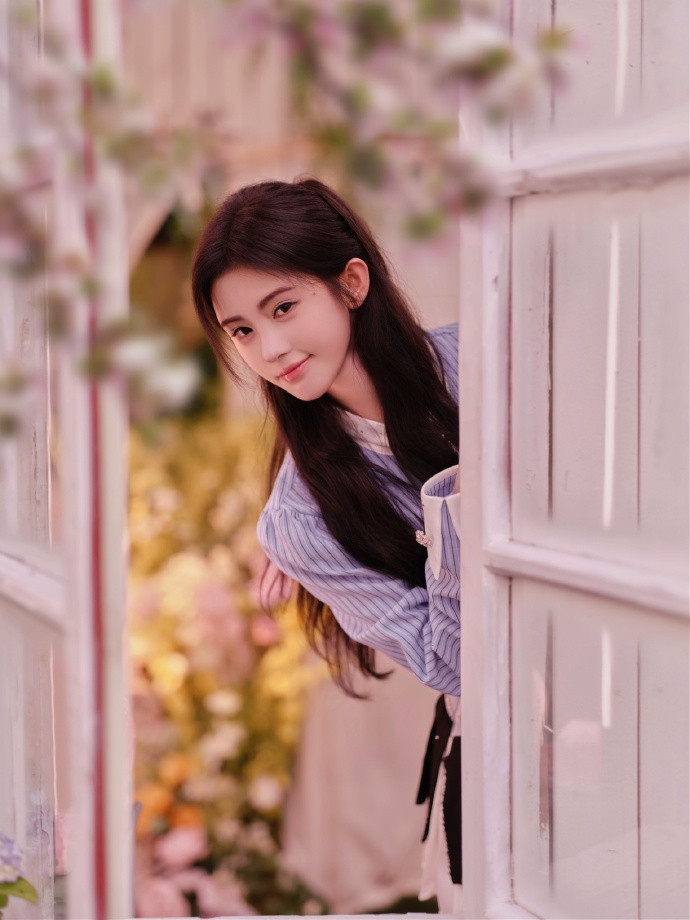 1、鞠婧祎的《万花世界》项目延期了，大约5月左右才能开机。2、宋威龙接下来会官宣