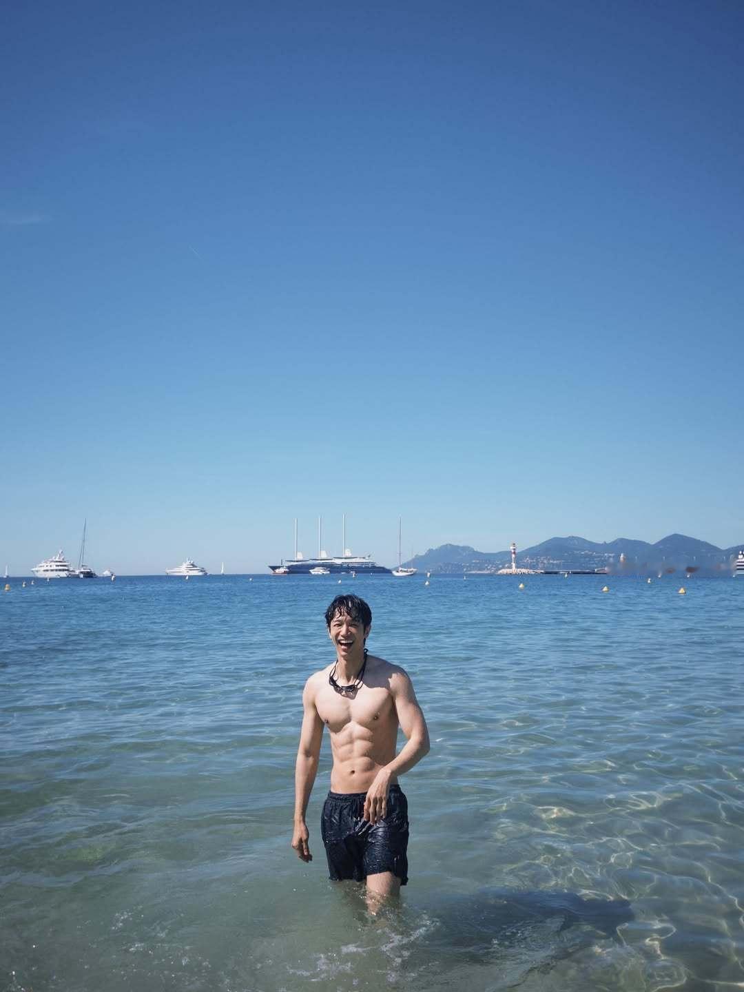 原来刘以豪身材这么好