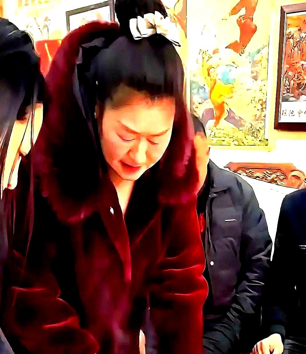 一晚上直播卖几十万份烧鸡，大衣嫂赚的钱，可能比很多人一辈子都多。很多人忘了，