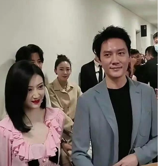 景甜、冯绍峰站人群显眼处，却被后面王丽坤吸引。她好似没咋变，状态超好！​​​