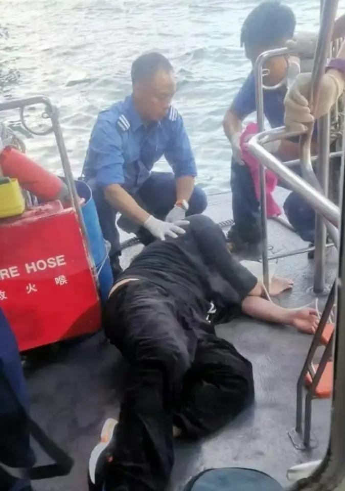 香港顶流姜涛虽然不小心掉海里了，但幸好没有生命危险，真是让人虚惊一场啊。看到他被
