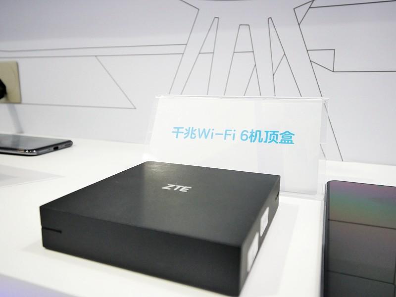 外置机顶盒不仅让电视柜乱成一团，两个遥控器来回切换更是把最简单的“看电视”变成了