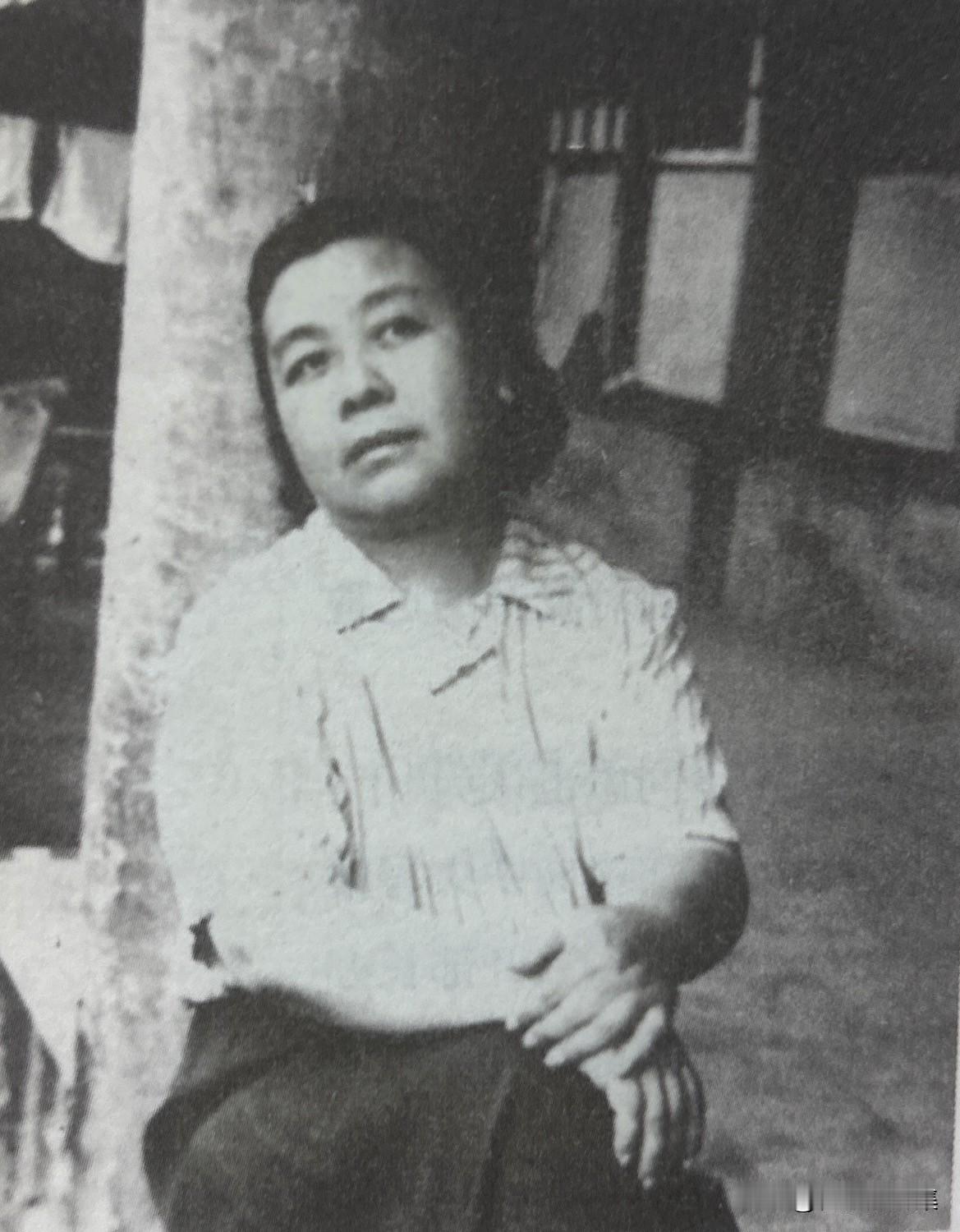 【老照片背后的故事174】1956年8月，在颐和园云松巢写申诉材料时的丁玲，神