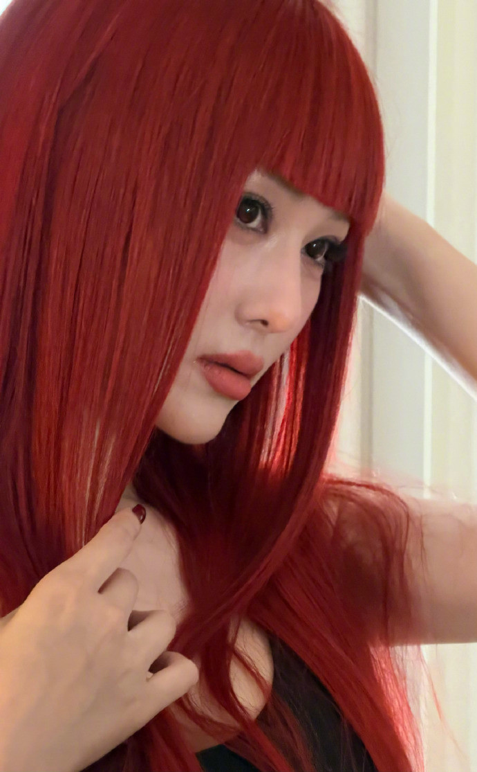 张馨予时装周瘦到98斤女星自律又宠粉，体脂从32降到26、体重瘦至98斤，期待