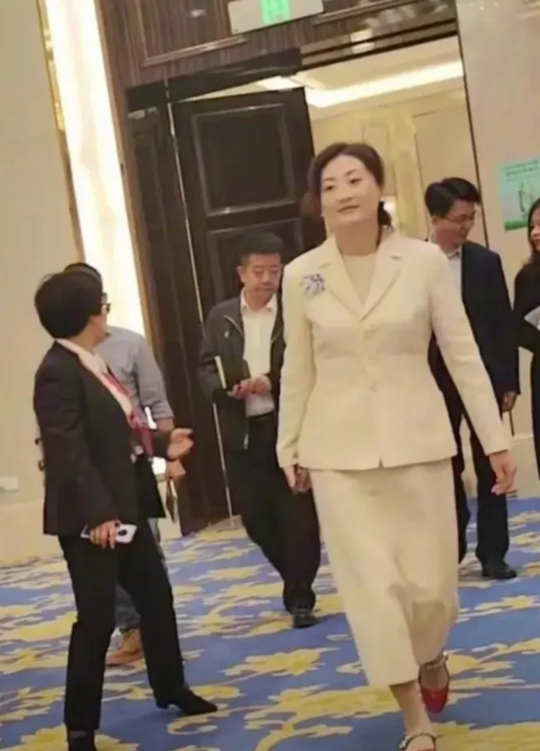 谁说现在大小姐不是在收网呢！宗馥莉14岁就被送到美国读高中，远离亲生父母，而陪