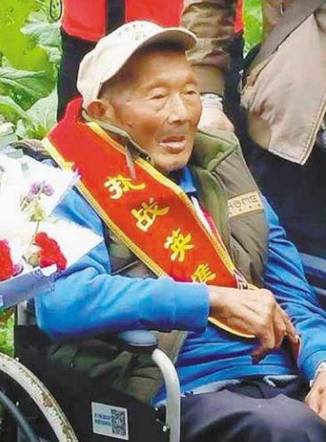 1979年，台湾一个姓易的老兵，瞒着在台湾的老婆孩子，开始往湖南老家寄钱。他以
