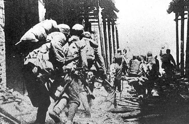 1950年，我军在甘肃逮捕一女匪首，竟是失散14年的红军排长。当战士们将她