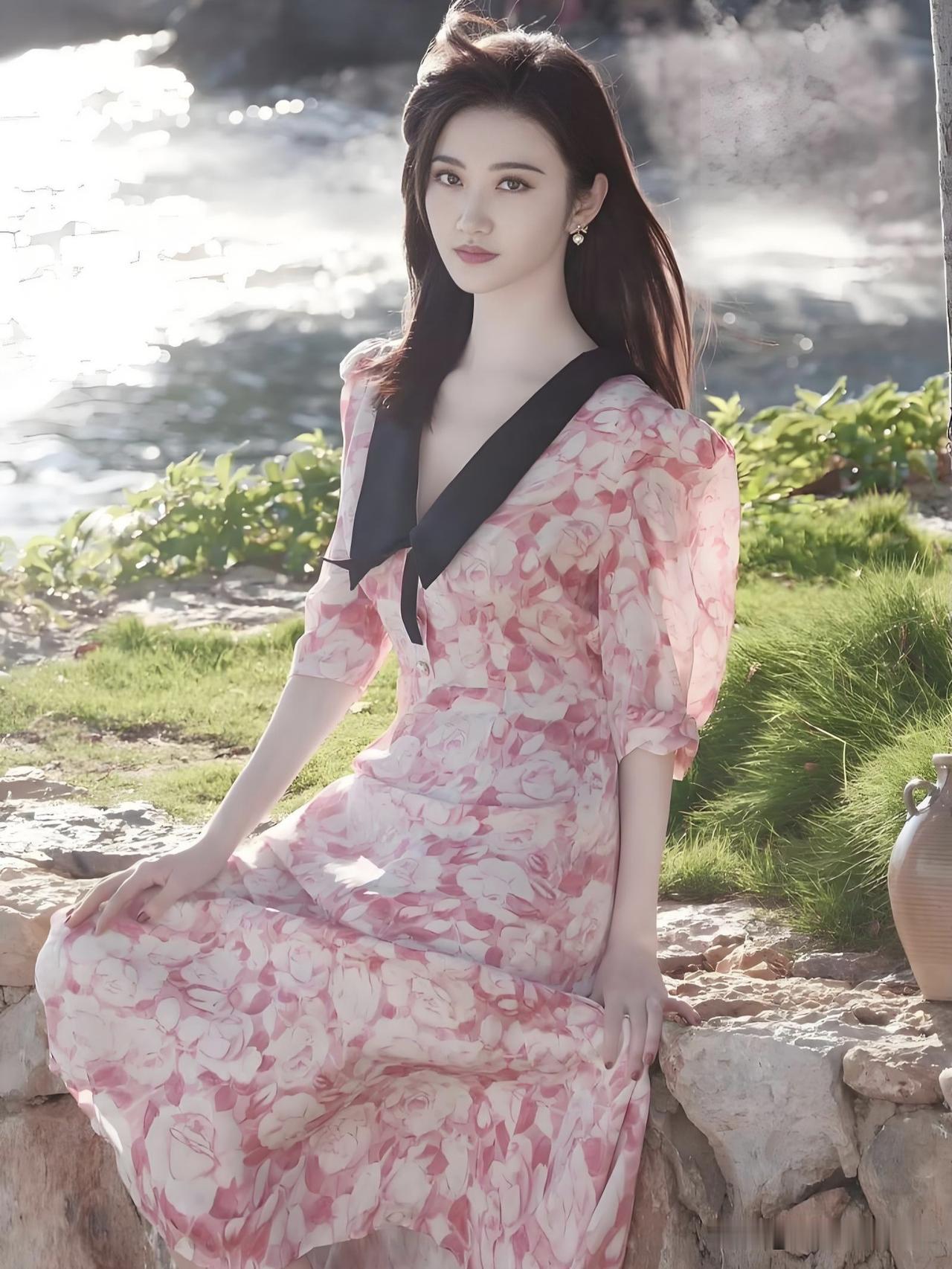 景甜：肤若凝脂，笑靥如花，一颦一笑皆是东方美人的温婉与明艳。既不小看别人，也不小