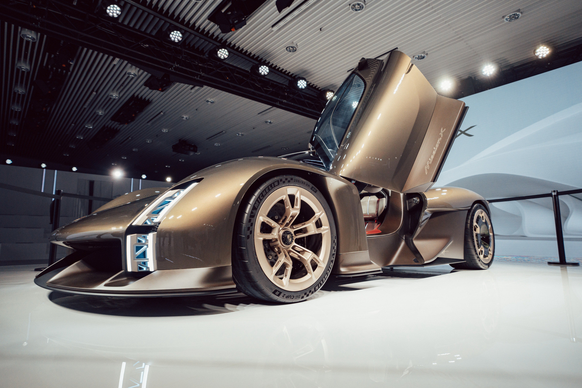 未来感超跑，带入一下答案我觉得是保时捷MissionX而且这是接近量产状态的不