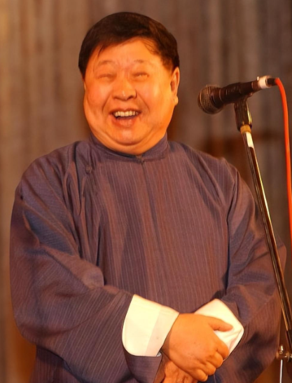 马季够不够相声大师的资格？在他去世后，姜昆、冯巩等弟子曾折腾给马季一个相声大师的称号，但这件事遭到不