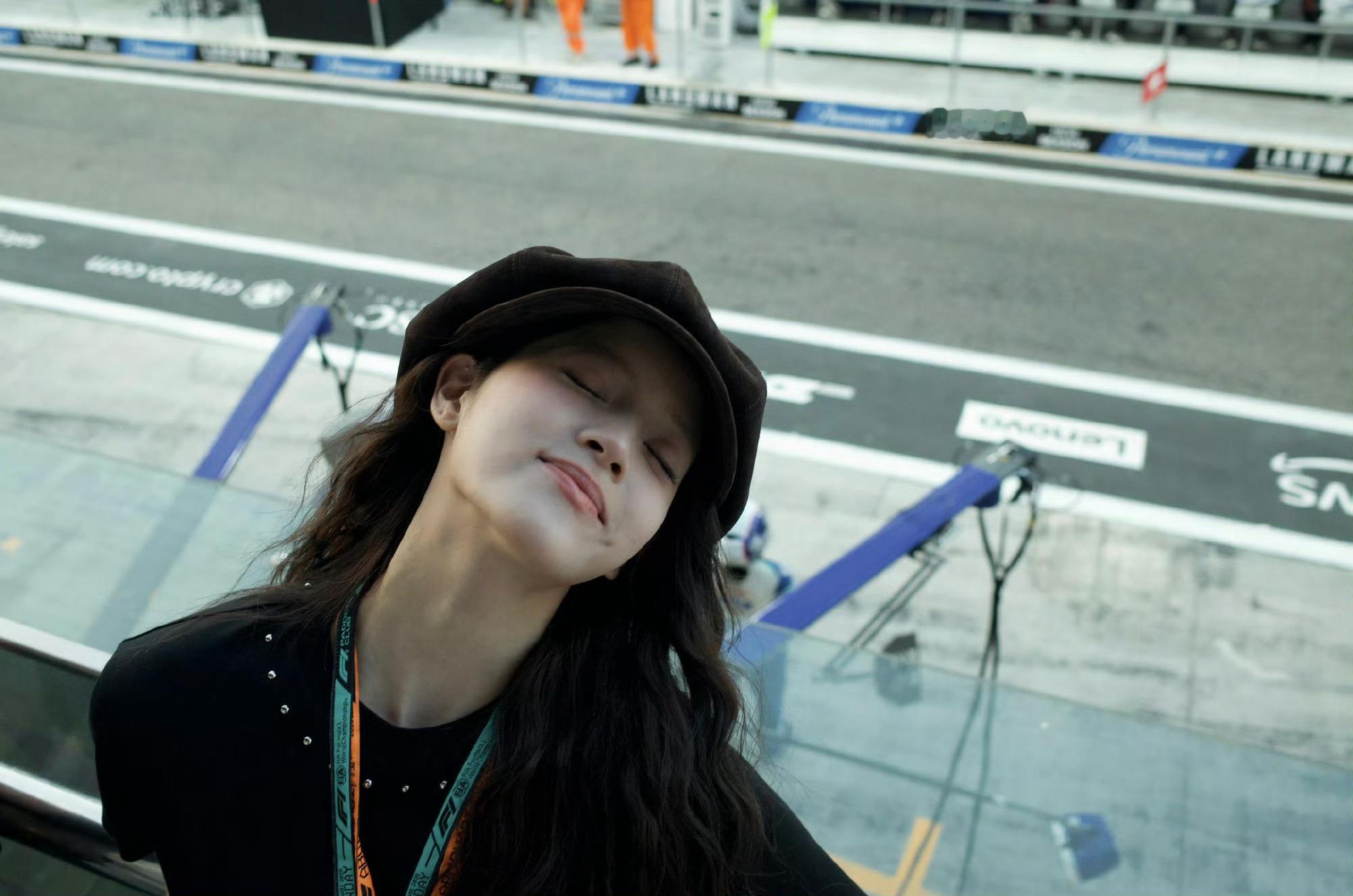 这个欧阳娜娜咋那么萌！又酷又甜的赛车场娜比生动且美丽！！