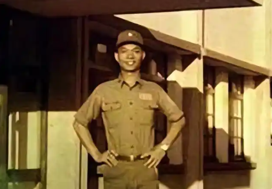 1979年，一位台湾连长决定冒死游回大陆，临出发前命令士兵不得外出，还告诉哨兵有