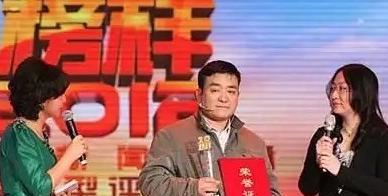 1997年，北京的冬天格外冷，石青华抱着两岁的儿子蹲在天桥下，妻子躺在纸箱上，脸