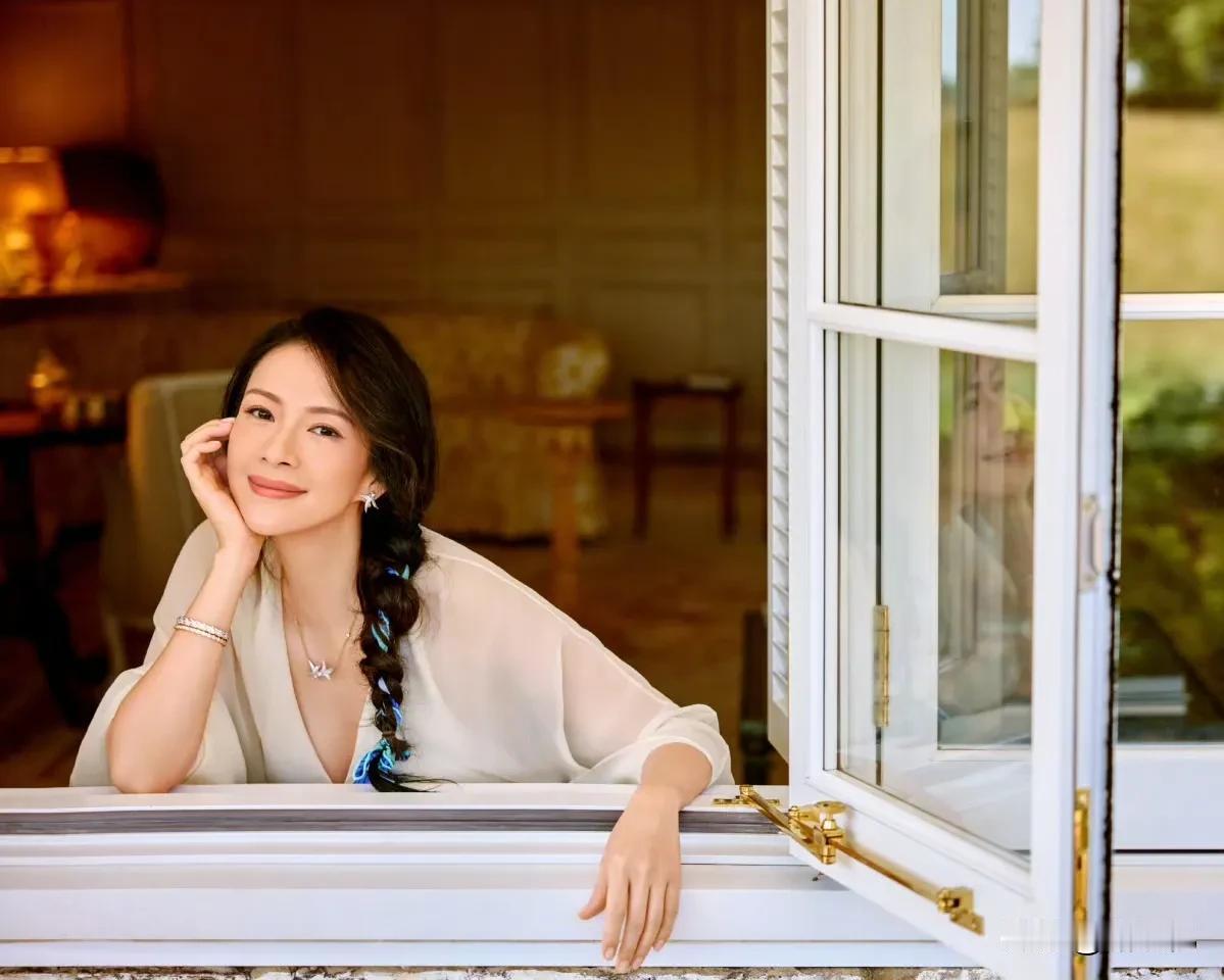 我没乱说…！章子怡肯定去医美了。看她现在的样子，美回了千禧年，眼里都有光了。