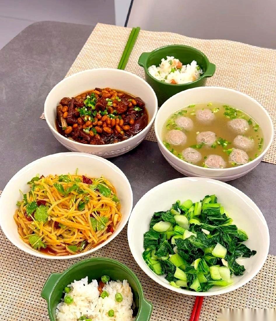 老公失业第五个月，我跟他说，歇着吧，咱家养得起闲人。他愣了一下，估计以为我在说