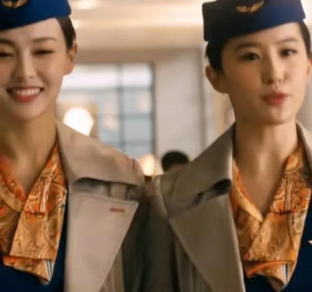 唐嫣和刘亦菲同框太养眼了，不管她们穿的是制服还是休闲的衣服，都美得不要不要的。