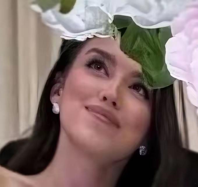 为了不让婚姻遭人嫉妒，一名男子在社交媒体账号上分享妻子照片时特意遮住了她的脸，但