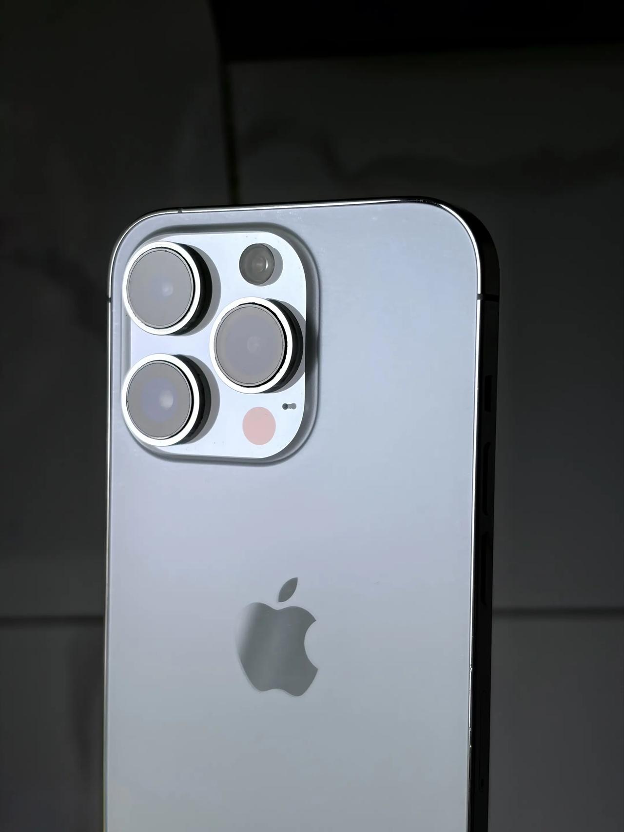 现在回头再看iPhone14ProMax，才发现苹果那会儿是真沉得住气，